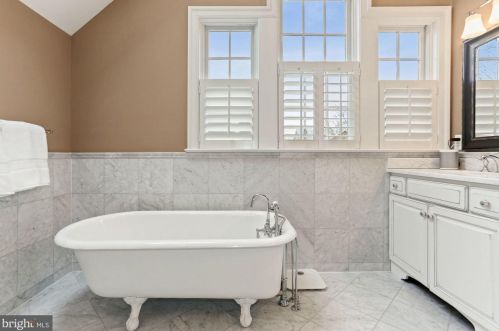 25 Masonic Vw Ave, Alexandria VA 22301-2203 exterior