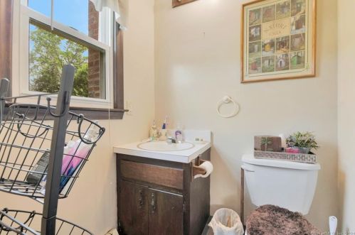 23 Horace St, Manchester CT 06040-6423 exterior