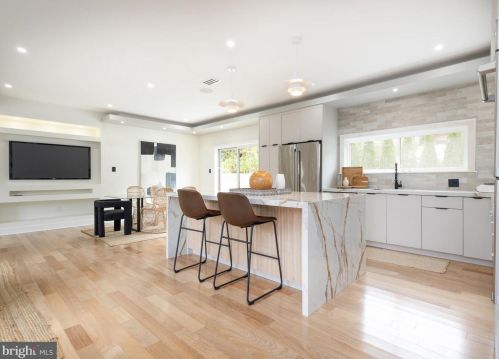 6627 Lincoln Dr, Philadelphia PA exterior