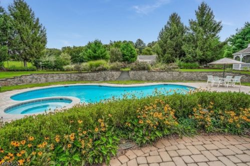 4 Christie Way, Branchburg NJ 08853-5003 exterior