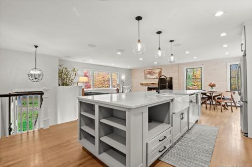 72 Regan Rd, Ridgefield CT  06877-1424 exterior