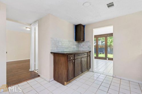 6276 Creekford Dr, Lithonia GA  30058-7913 exterior