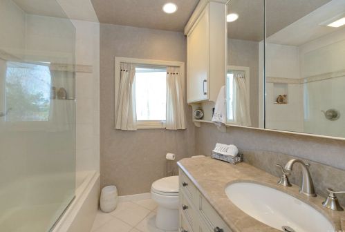 54 Quebec Dr, Huntington Station NY 11746-3870 exterior