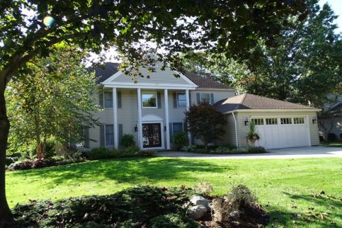 28655 Brockway Dr, Cleveland, OH 44145-5205