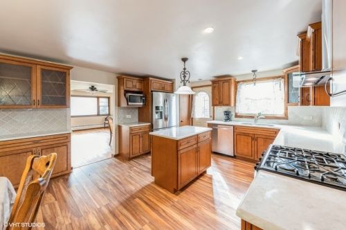 2004 Hickory St, Waukegan, IL 60087-5019