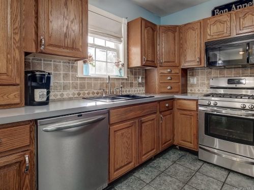 24 Roosevelt Ave, Middletown NY 10940-4633 exterior