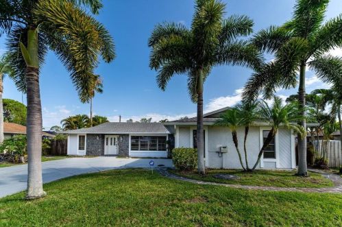 365 Gulfstream Ave, Fort Pierce, FL 34983-1218