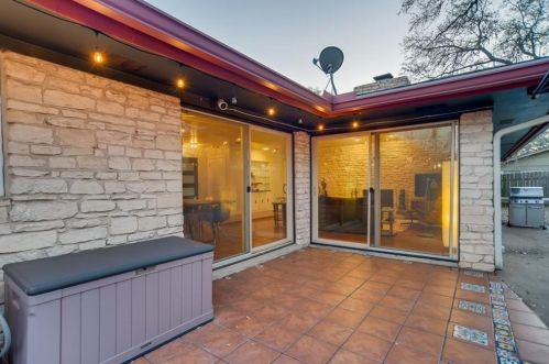 8702 Crst Rdg Cir, Austin TX 78750-3018 exterior