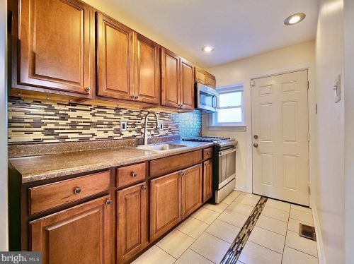 37 Whitely Ter, Darby, PA 19023-2218