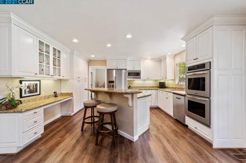 907 Hastings Dr, Concord CA 94518-3821 exterior