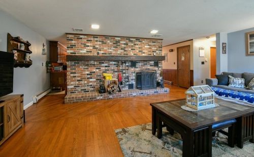 9 Hamilton Ct, Enfield CT 06082-3910 exterior