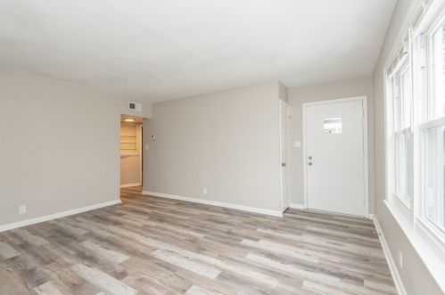 4427 80th St, Milwaukee, WI 53218-4513