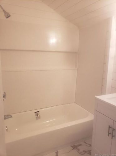 206 Maple Ave, Uncasville CT 06382-2109 exterior