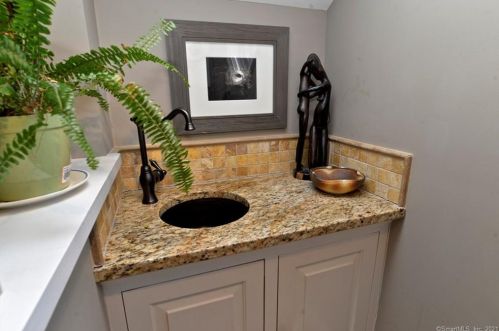 668 Ridgebury Rd, Ridgefield CT 06877-1117 exterior