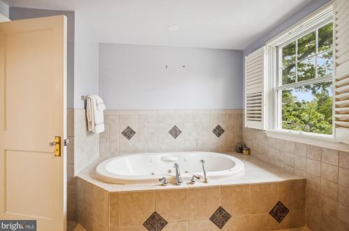 2417 Davis Ave, Alexandria VA  22302-3209 exterior