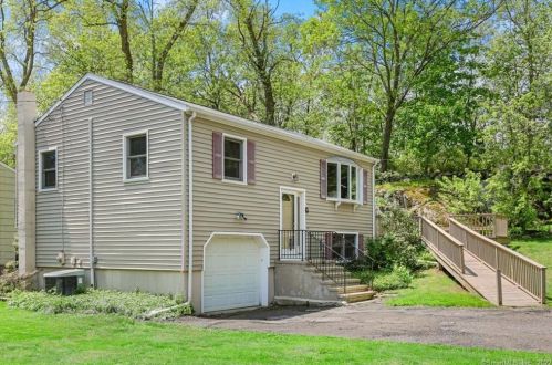 11 Donna Dr, Norwalk CT 06854-1331 exterior