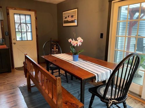 39 Laurel Rd, Windsor Locks, CT 06096-2034