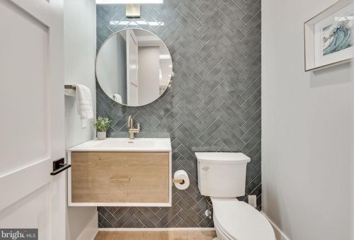 1422 Mayflower Dr, Mc Lean VA 22101-5615 exterior