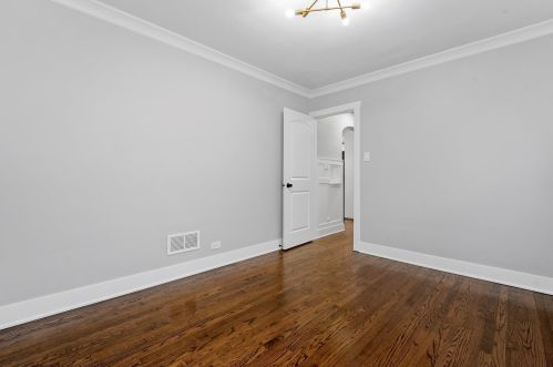 9740 Calumet Ave, Chicago IL 60616-2439 exterior