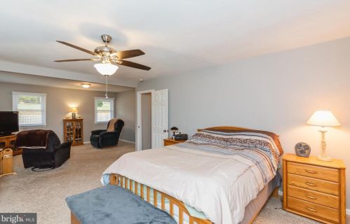 33 Vly Vw Dr, Hanover PA 17331-8307 exterior