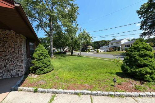 34 Tuscarora Cir, Old Bridge, NJ 08857-1821
