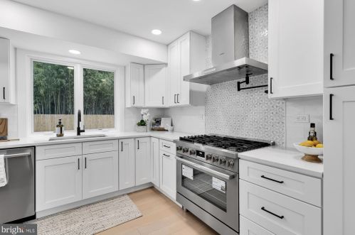 6705 Buttermere Ln, Bethesda MD  20817-1528 exterior