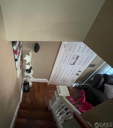 4 Columbus Ave, Edison NJ 08817-5240 exterior