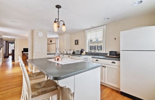 10 Singletary Ave, Sutton MA 01590-1842 exterior