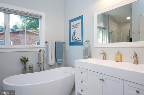 6825 Old Chesterbrook Rd, Mc Lean VA 22101-4408 exterior