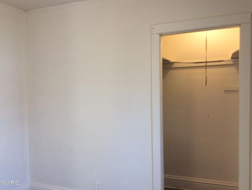 210 Hackley Ave, Meskegon MI 49444-1060 exterior