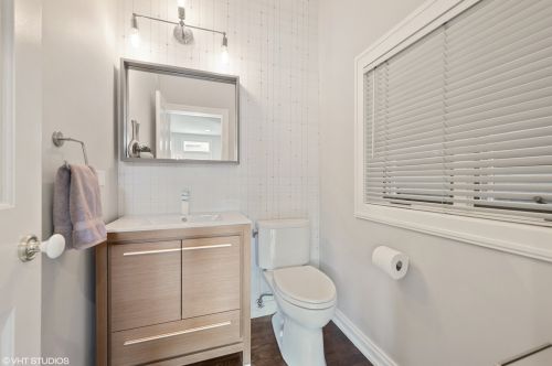 1321 Nelson St, Chicago IL 60657-3103 exterior