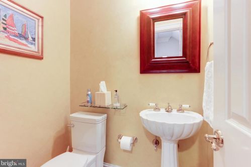 11 Wilkes St, Alexandria VA 22314-3856 exterior