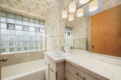 500 Berwick Blvd, Waukegan IL 60085-3410 exterior