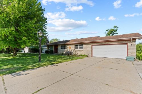 4755 99th St, Milwaukee, WI 53228-3310