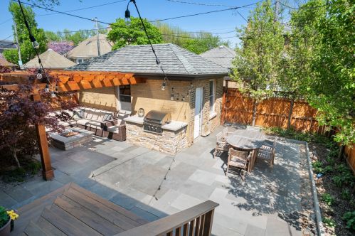 2955 Sunnyside Ave, Chicago IL 60630-3923 exterior