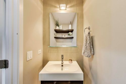 2100 Bingham St, Chicago IL 60647-4033 exterior