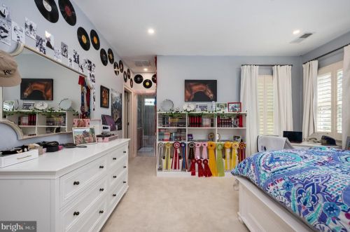 6421 Divine St, Mc Lean VA 22101-4702 exterior