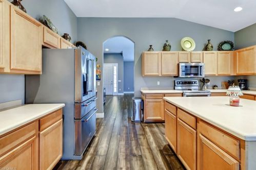 2121 Fairmont Ln, Naples FL 34120-4575 exterior