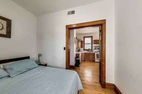 1915 Roscoe St, Chicago IL 60618-5236 exterior