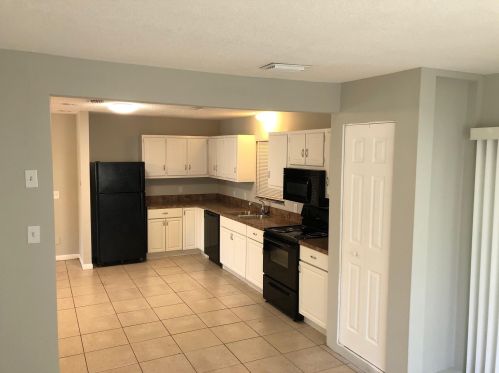 230 Thornhill Dr, Fort Pierce, FL 34984-3743