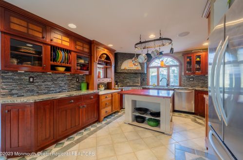 15 Hartshorne Pl, Middletown NJ  07748-2520 exterior