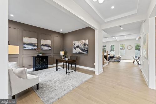 1327 Mayflower Dr, Mc Lean VA 22101-3405 exterior