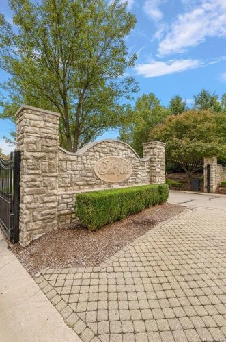 2574 Pond Vallee Dr, Rochester MI 48363-2947 exterior