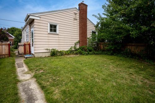 425 Fremont Pl, Milwaukee WI 53219-3066 exterior