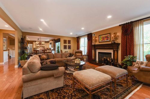 109 Elmwood Dr, Huntington Station NY 11746-5658 exterior