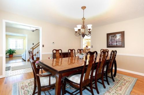 41 Brockett Farm Rd, North Haven CT 06473-3583 exterior