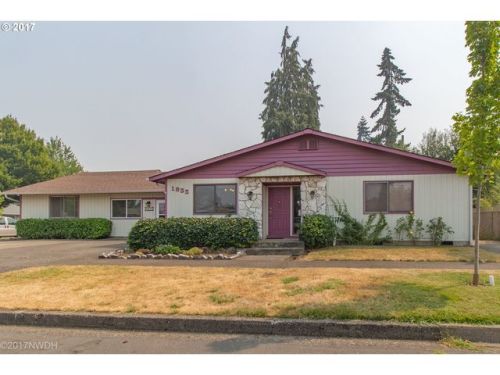 1833 12th St, Springfield, OR 97477-2606