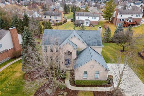 1898 Beaver Creek Dr, Rochester, MI 48307-6019