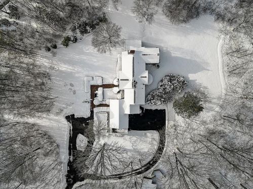 8415 Pelican Ln, Milwaukee WI 53217-2060 exterior