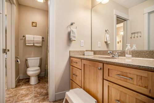 7180 Inverness Dr, Kalamazoo MI 49009-3935 exterior